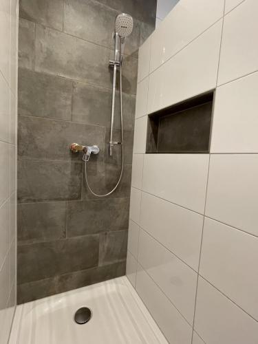 Dusche mit integriertem Ablagefach